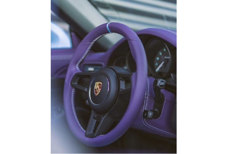 Tuy nhiên, điểm đáng chú ý nhất của chiếc 911 Speedster này chính là khoang nội thất. Nội thất của xe được phối nổi bật với màu tím Lillia chủ đạo với các chi tiết mang màu xanh Gulf Blue. Màu xanh Gulf Blue được trang bị ở các chi tiết như lòng giữa ghế, bệ tì tay, các chi tiết trên bụng cửa.