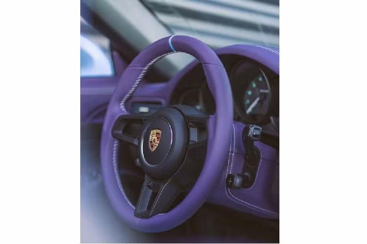 Tuy nhiên, điểm đáng chú ý nhất của chiếc 911 Speedster này chính là khoang nội thất. Nội thất của xe được phối nổi bật với màu tím Lillia chủ đạo với các chi tiết mang màu xanh Gulf Blue. Màu xanh Gulf Blue được trang bị ở các chi tiết như lòng giữa ghế, bệ tì tay, các chi tiết trên bụng cửa.