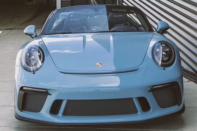 Đây chính là khối động cơ được sử dụng trên Porsche 911 GT3 2018 và Porsche 911 GT3 RS hiện tại. 911 Speedster mới có khả năng tăng tốc từ 0 – 96 km/h trong 3,8 giây và có thể đạt tốc độ tối đa lên tới 309 km/h