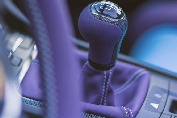 Trên nền da Lillia, Porsche đã sử dụng các đường chỉ sáng màu giúp làm nổi bật chi tiết trong khoang nội thất của chiếc xe. Phong cách phối màu khoang nội thất với những màu sắc lạ mắt đem lại một cảm giác hoàn toàn mới lạ cho chiếc Porsche phiên bản kỷ niệm.