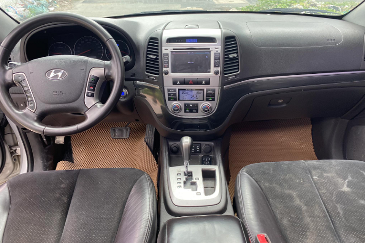 Mặc dù được sản xuất cách đây 10 năm, nhưng Hyundai SantaFe phiên bản nội địa Hàn đi kèm rất nhiều “đồ chơi” thậm chí người mua sẽ không tìm thấy trên những chiếc xe lắp ráp trong nước ngày nay trong cùng tầm giá.