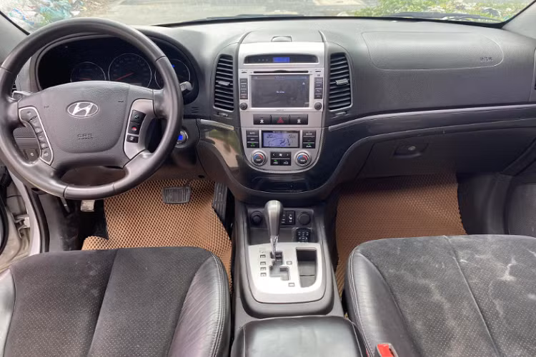 Mặc dù được sản xuất cách đây 10 năm, nhưng Hyundai SantaFe phiên bản nội địa Hàn đi kèm rất nhiều “đồ chơi” thậm chí người mua sẽ không tìm thấy trên những chiếc xe lắp ráp trong nước ngày nay trong cùng tầm giá.