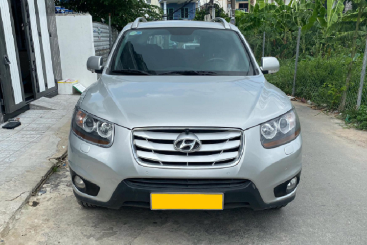 Chiếc Hyundai SantaFe đời 2010 này là một ví dụ mà người mua hoàn toàn có thể tiếp cận trong tầm giá từ 500 - 600 triệu đồng. Xe thuộc phiên bản “SLX” full options đang được rao bán với giá 586 triệu đồng. Hiện tại, xe đã lăn bánh được khoảng 58.000Km, con số ODO khá thấp so với đời xe.