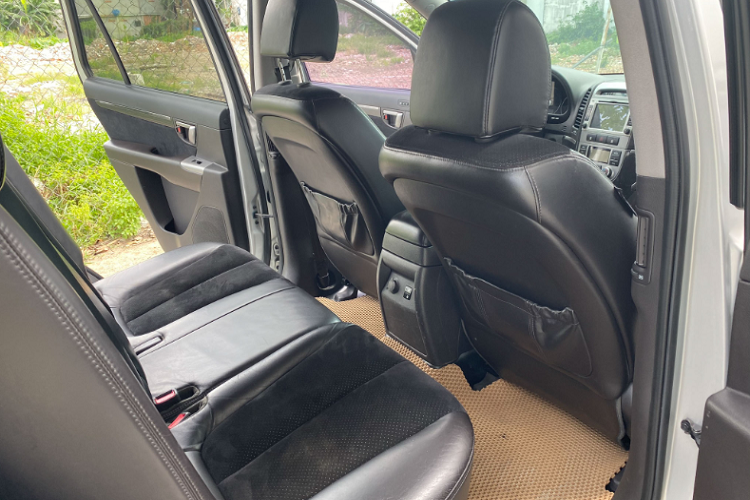 Chưa hết, xe còn mang nhiều hệ thống an toàn chủ động và bị động gồm: 10 túi khí, loạt Phanh ABS/EBD, Cân bằng điện tử,...