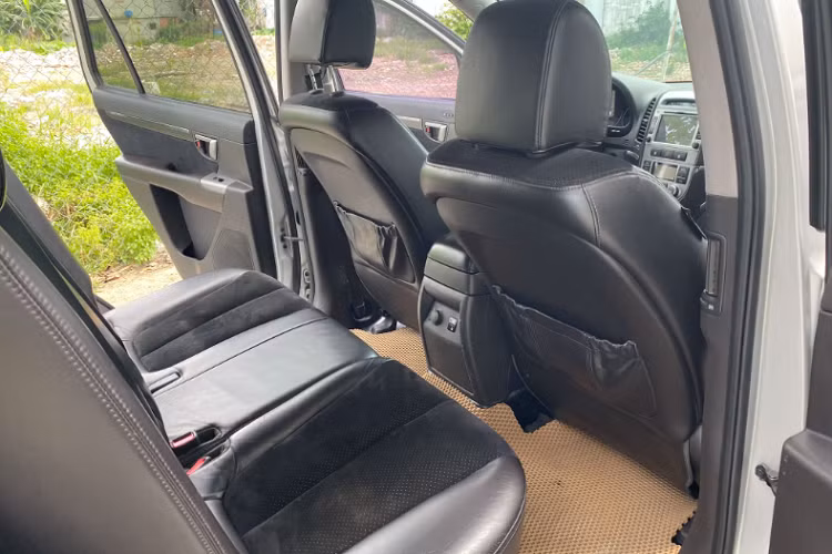 Chưa hết, xe còn mang nhiều hệ thống an toàn chủ động và bị động gồm: 10 túi khí, loạt Phanh ABS/EBD, Cân bằng điện tử,...