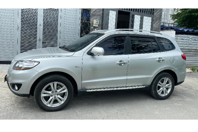 Giá xe Hyundai SantaFe SLX đời 2010 này tầm khaonrg trên dưới 600 triệu đồng, nó rất phù hợp với các gia đình nhỏ đang cần một chiếc xe mang nhiều tiện nghi, an toàn và vận hành ổn định.