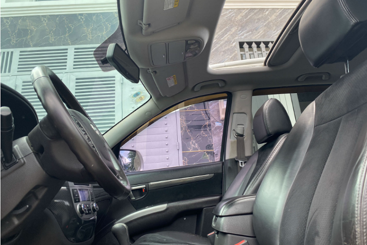 Cabin có cửa sổ trời cho hàng ghế phía trước. Đèn pha và gạt mưa tự động, camera lùi hiển thị trên gương chiếu hậu, cảm biến hỗ trợ đỗ xe, hệ thống điều hoà tự động 02 vùng độc lập.