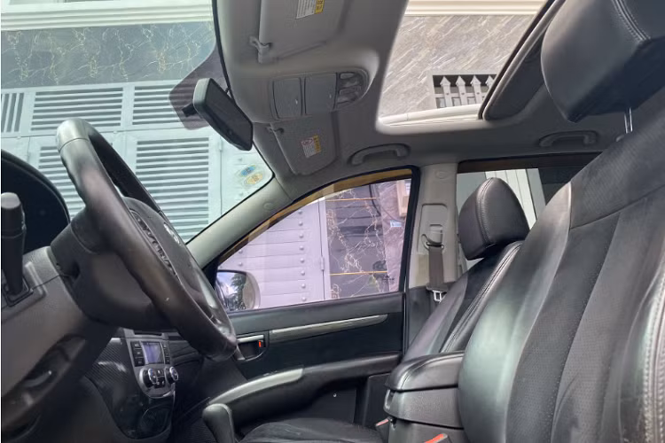 Cabin có cửa sổ trời cho hàng ghế phía trước. Đèn pha và gạt mưa tự động, camera lùi hiển thị trên gương chiếu hậu, cảm biến hỗ trợ đỗ xe, hệ thống điều hoà tự động 02 vùng độc lập.