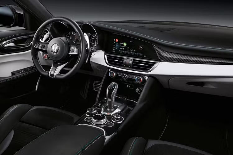 Ở ngoại thất, Alfa Romeo đã nâng cấp Stelvio và Giulia Quadrifoglio với được nâng cấp với đèn hậu LED hoàn toàn đi cùng ốp màu khói, các huy hiệu cùng viền lưới tản nhiệt trên phiên bản nâng cấp này được hoàn thiện đen bóng. Ngoài ra, đây sẽ là lần đầu tiên một chiếc Quadrifoglio được trang bị bộ mâm 21 inch và hãng cũng ra mắt một số trang bị bán kèm như ốp lưới tản nhiệt, cánh gió, ốp gương được làm bằng sợi carbon.