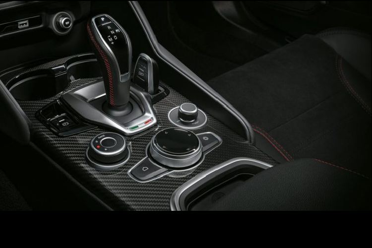 Khoang lái là nơi nhận được nhiều thay đổi nhất của hai chiếc xe này. Vô-lăng và cần số sẽ xuất hiện với da bọc mới, cùng với đó, ghế ngồi thể thao được cung cấp dưới dạng tùy chọn sẽ được bọc da hoặc da lộn Alcantara có lỗ thoát khí, do Sparco cung cấp và có thể sở hữu phần lưng ghế làm bằng sợi carbon.