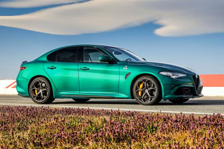 Giá xe Alfa Romeo Giulia Quadrifoglio và Stelvio Quadrifoglio mới chưa được công bố chính thức, nó sẽ bắt đầu được bán ra sẽ được bán tại châu Âu vào mùa hè năm nay.