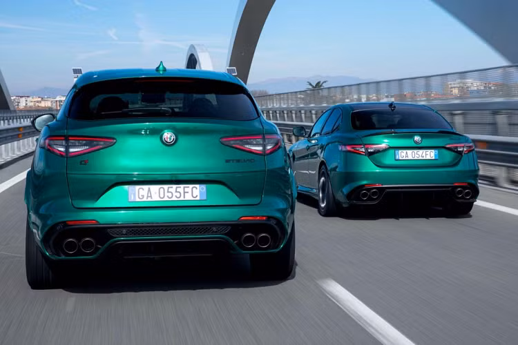 Các hệ thống hỗ trợ người lái tiên tiến cũng được nâng cấp lớn khi Giulia Quadrifoglio và Stelvio Quadrifoglio hiện có khả năng tự hành cấp độ 2. Cấc công nghệ khác có mặt trên xe gồm hệ thống hỗ trợ giữ làn đường, hỗ trợ điểm mù chủ động, kiểm soát hành trình chủ động, nhận biết biển báo giao thông, kiểm soát tốc độ thông minh, hỗ trợ kẹt xe,… cùng nhiều công nghệ khác.