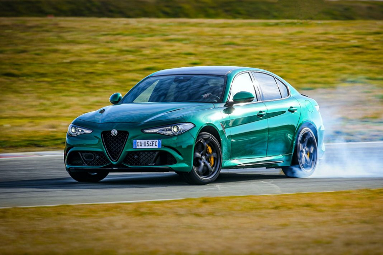 Sức mạnh trên Alfa Romeo Giulia 2020 mới sẽ được truyền đến bánh sau thông qua hộp số 8 cấp trong khi chiếc SUV Stelvio được trang bị hệ thống dẫn động bốn bánh toàn thời gian, sử dụng hộp số tương tự. Xe được trang bị tiêu chuẩn ống xả kép đối xứng với tùy chọn ống xả titan hiệu năng cao do Akrapovič cung cấp.