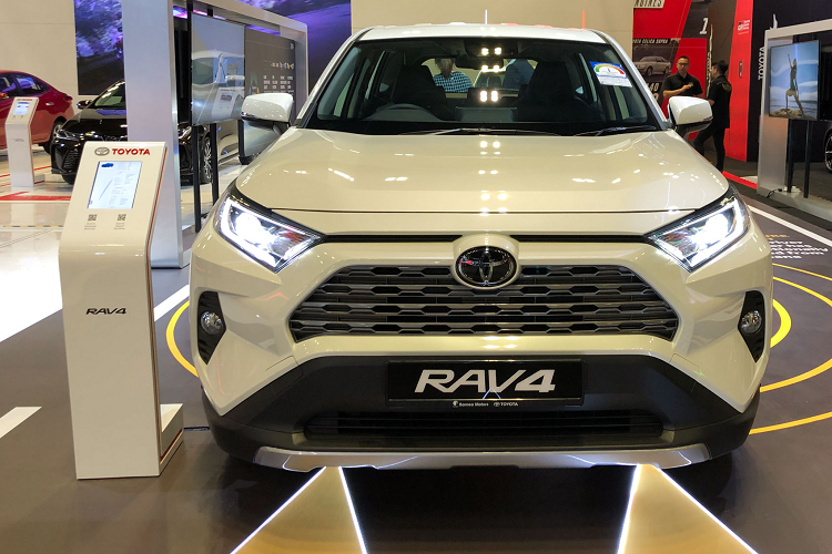 Tại Singapore, giá xe Toyota RAV4 2020 từ 132.888 SGD (khoảng 2,27 tỷ đồng). Mức giá của mẫu xe này khá cao. Tại Việt Nam, RAV4 chưa bán chính hãng ,mà được nhập từ Mỹ bởi các showroom tư nhân và cũng có khá cao, từ 2,1-2,4 tỷ đồng tùy phiên bản.