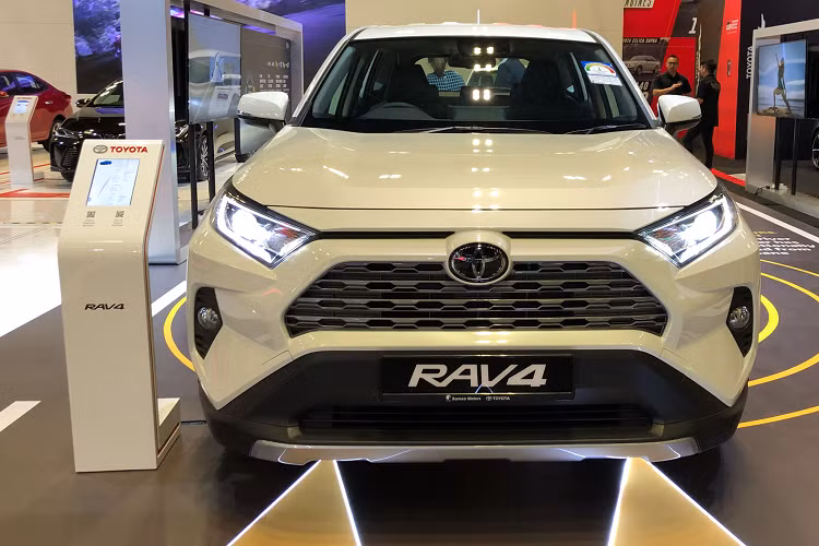 Tại Singapore, giá xe Toyota RAV4 2020 từ 132.888 SGD (khoảng 2,27 tỷ đồng). Mức giá của mẫu xe này khá cao. Tại Việt Nam, RAV4 chưa bán chính hãng ,mà được nhập từ Mỹ bởi các showroom tư nhân và cũng có khá cao, từ 2,1-2,4 tỷ đồng tùy phiên bản.