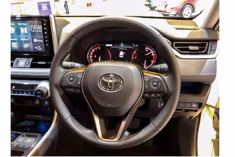 Nội thất Toyota RAV4 mới mang bố cục hài hoà và rộng rãi hơn so với thế hệ trước. Nội thất, vô lăng và táp-pi cửa bọc da, ghế lái chỉnh điện + nhớ vị trí, màn hình hỗ trợ lái kỹ thuật số 7 inch và trung tâm với hệ thống thông tin giải trí Entune 3.0 thế hệ mới với điều khiển bằng giọng nói, kết nối Apple Carplay, Wi-Fi và sạc điện thoại không dây,… 