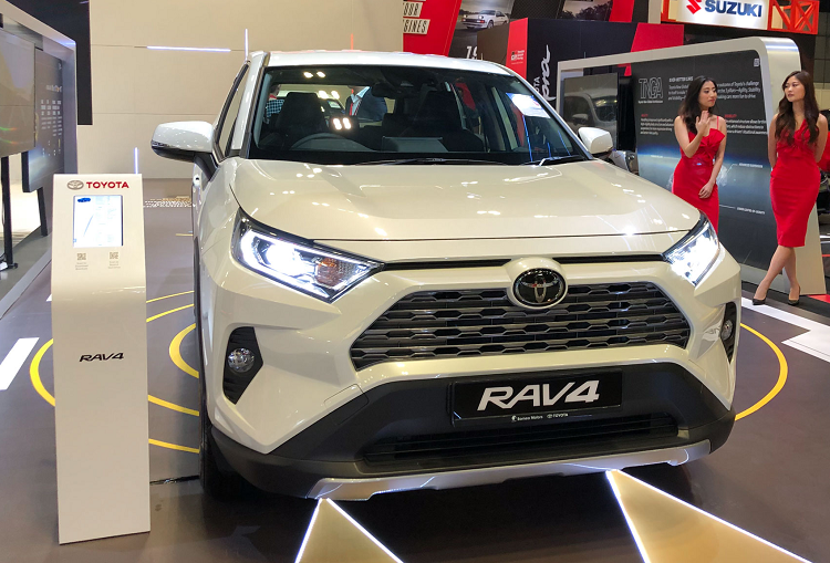 Tại Singapore, Toyota RAV4 2020 mới được phân phối duy nhất một phiên bản máy xăng 4cyl dung tích 2.0L hút khí tự nhiên (N/A) cho công suất tối đa 170 mã lực tại 6.600 vòng/phút và mô-men xoắn cực đại 203Nm đạt được từ 4.000 vòng/phút. Sức mạnh được truyền xuống cầu trước (FWD) thông qua hộp số tự động vô cấp (CVT).