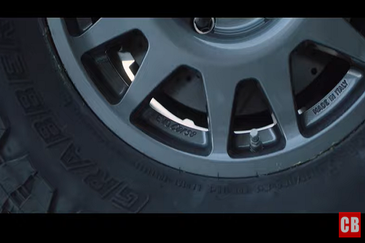 Đồng thời, chiếc xe còn được lắp đặt bộ la-zăng EVO Corse DakarZero cỡ 17 inch, bộ lốp General Grabber X3 33 inch, các tấm bảo vệ gầm off-road CBI (phía trước, hộp phân phối, và bình xăng), một hệ thống giá nóc Prinsu Design, cùng với một thanh đèn RIGID Industries.