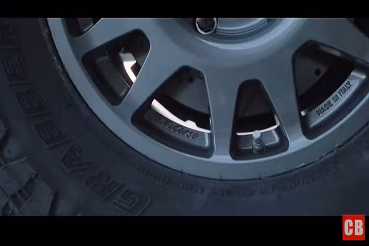 Đồng thời, chiếc xe còn được lắp đặt bộ la-zăng EVO Corse DakarZero cỡ 17 inch, bộ lốp General Grabber X3 33 inch, các tấm bảo vệ gầm off-road CBI (phía trước, hộp phân phối, và bình xăng), một hệ thống giá nóc Prinsu Design, cùng với một thanh đèn RIGID Industries.