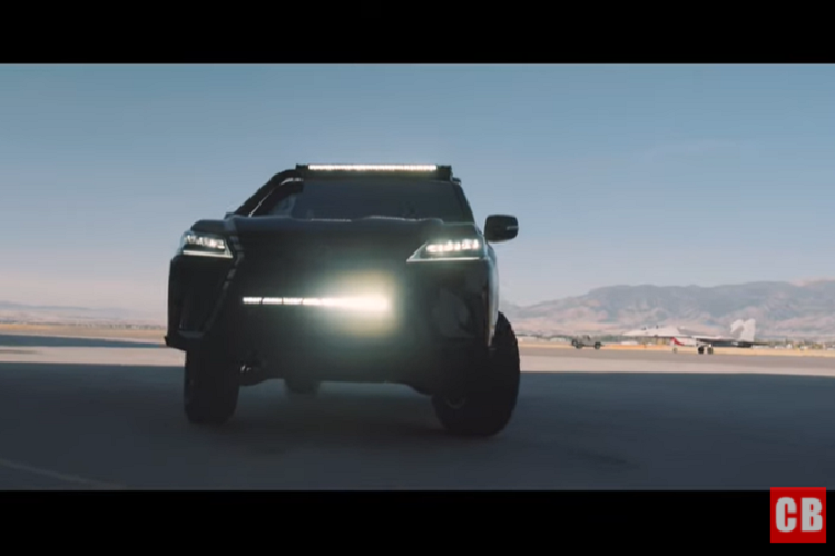 Ngoài bộ lốp vạm vỡ mới, khả năng vận hành của Lexus J201 địa hình còn được nâng cao nhờ bộ khóa vi sai hiệu suất cao, bộ tời WARN industries, hệ thống treo động lực Icon Vehicles, và cả hệ thống phanh StopTech.