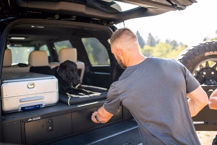 Mới đây, Lexus đã khiến mọi người thêm chú ý khi hé lộ J201 Concept. Về bản chất, mẫu concept này là một phiên bản nâng gầm, “cơ bắp hóa” của LX 570 mà hãng xe Nhật nói rằng đã được lắp ráp bởi Expedition Overland, một đơn vị chuyên lắp ráp xe kiểu overland. Cái tên Lexus J201 mới bắt nguồn từ mã khung gầm của LX 570, URJ201.