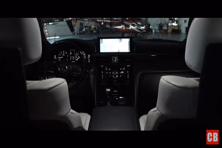 Nội thất xe vẫn giữ vẻ sang trọng đúng chất Lexus nhưng bổ sung một giao diện phụ kiện ARB LINX để truy cập những thông tin về ắc quy, đồng hồ đo góc độ, bộ điều khiển máy nén, và hơn thế nữa.