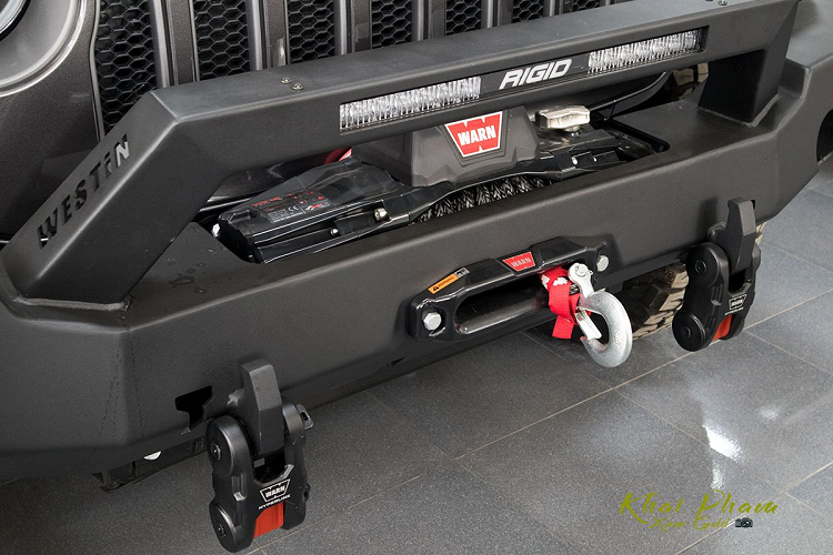 Jeep Wrangler Rubicon 2020 mới về Việt Nam là bản full option với ghế ngồi bọc da điểm xuyết với những đường chỉ khâu đỏ và logo Rubicon. Tuy nhiên, tất cả ghế xe đều chỉ được chỉnh cơ, trong tầm giá hơn 4 tỷ thì những chiếc SUV bán ở nước ta đều có ghế ngồi chỉnh điện, thậm chí nhớ 3 vị trí. Trong khi đó, hàng ghế phía sau của xe rộng rãi kèm bệ tỳ tay ở vị trí trung tâm.