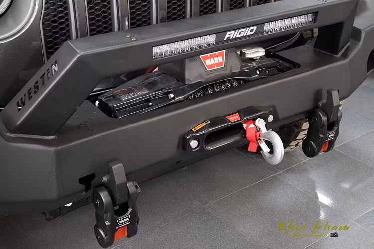 Jeep Wrangler Rubicon 2020 mới về Việt Nam là bản full option với ghế ngồi bọc da điểm xuyết với những đường chỉ khâu đỏ và logo Rubicon. Tuy nhiên, tất cả ghế xe đều chỉ được chỉnh cơ, trong tầm giá hơn 4 tỷ thì những chiếc SUV bán ở nước ta đều có ghế ngồi chỉnh điện, thậm chí nhớ 3 vị trí. Trong khi đó, hàng ghế phía sau của xe rộng rãi kèm bệ tỳ tay ở vị trí trung tâm.