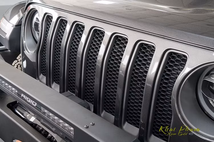 Bên trong khoang lái, Jeep Wrangler Rubicon mới được phát triển đúng như ngoại hình với các chi tiết vuông vức. Trung tâm bảng táp-lô là màn hình cảm ứng 8,4 inch chỗ trợ kết nối USB/AUX/Bluetooth và hỗ trợ điện thoại thông minh qua 2 hệ điều hành là Apple CarPlay/Android Auto. Jeep Wrangler Rubicon có đầu ra là hệ thống âm thanh cao cấp Alpine, công suất 552 watt với 8 loa xung quanh xe cùng hệ thống khử tiếng ồn chủ động.