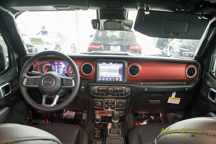 Jeep Wrangler Rubicon có cách mở động cơ hoàn toàn cơ và chốt ở phần mui mang phong riêng của hãng xe này. Bên dưới, mẫu SUV địa hình này sở hữu khối động cơ 2.0L tăng áp cho công suất tối đa 270 mã lực tại 5.250 v/p và mô-men xoắn cực đại 400 Nm tại 3.000 v/p. Jeep Wrangler Rubicon được trang bị hộp số tự động 8 cấp và hệ dẫn động 4 bánh (4WD) cùng hệ thống khoá vi sai điện tử trước sau Tru-Lok®.