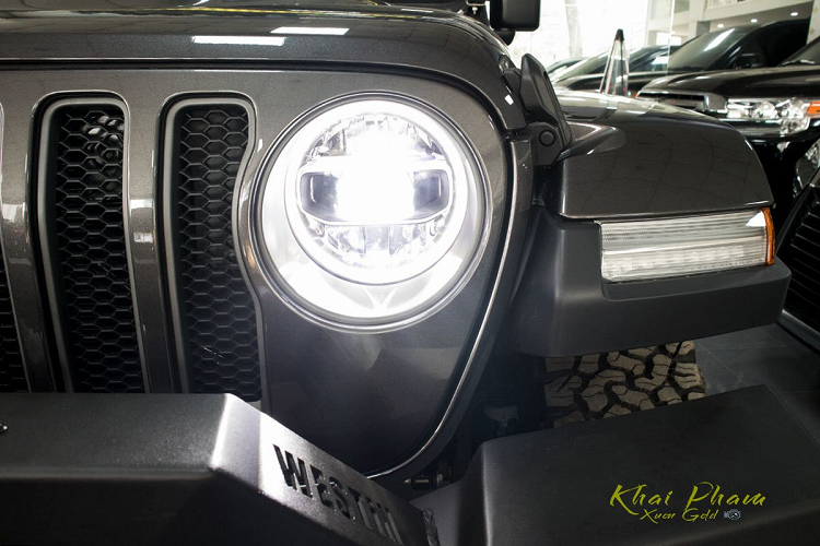 Ở phần đuôi, Jeep Wrangler Rubicon 2020 có cụm đèn hậu dạng LED tạo hình vuông, lốp dự phòng được trang bị ở cửa cốp sau tích hợp camera lùi, phần kính phía sau của xe được dán đen để đảm bảo sự kín đáo bên trong. Cốp xe mở bằng tay kiểu ngang chia 2 nửa với không gian khoang hành lý rộng rãi phù hợp với những chuyến đi xa.