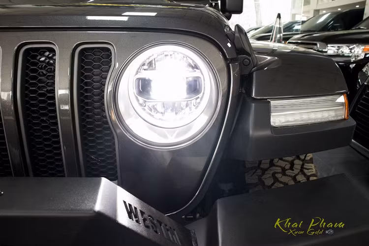 Ở phần đuôi, Jeep Wrangler Rubicon 2020 có cụm đèn hậu dạng LED tạo hình vuông, lốp dự phòng được trang bị ở cửa cốp sau tích hợp camera lùi, phần kính phía sau của xe được dán đen để đảm bảo sự kín đáo bên trong. Cốp xe mở bằng tay kiểu ngang chia 2 nửa với không gian khoang hành lý rộng rãi phù hợp với những chuyến đi xa.