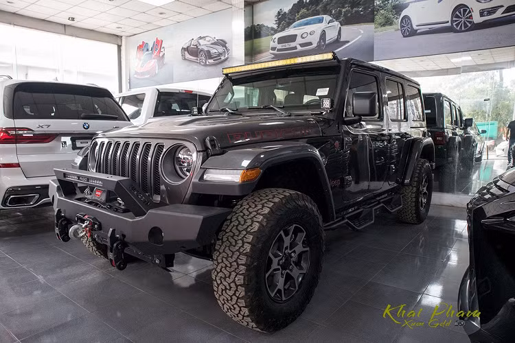 Trong những mẫu SUV chuyên địa hình như Mercedes-Benz G63, Toyota Land Cruiser, Lexus LX570...đã quá quen thuộc thì Jeep Wrangler Rubicon 2020 mới như một "món rau" giữa bàn tiệc đầy thịt tại thị trường ô tô Việt Nam. Mẫu xe này hiếm được người dùng Việt lựa chọn nhưng đây là một trong những SUV địa hình nổi tiếng trên thế giới với thương hiệu đến từ Mỹ.