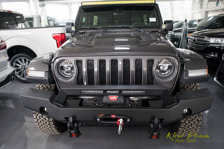 Theo đại lý tư nhân nhập khẩu cho hay, giá xe Jeep Wrangler Rubicon 2020 hiện được chào bán với mức khoảng 4 tỷ đồng, cao ngang Toyota Land Cruiser hàng chính hãng đang được niêm yết với giá 4,038 tỷ đồng tại Việt Nam.