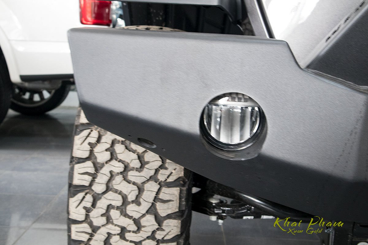 Vô-lăng trên Wrangler 2020 được bọc da có kết hợp chi tiết mạ bạc với nhiều nút bấm điều chỉnh ở khu vực này những chưa có lẫy chuyển số. Phía sau, đồng hồ màu nhưng vẫn là dạng cơ truyền thống, màn hình 7 inch hiển thị đa thông tin đặt trung tâm giúp tài xế dễ dàng quan sát.