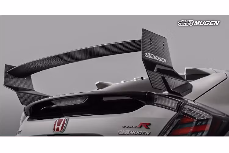 Bên trong nội thất, khách hàng có thể đổi mới vô lăng đồng thời thêm bộ bảo vệ cửa bên trong mang nhãn hiệu Mugen. Công ty cũng cung cấp bộ ghế đua Recaro với logo Mugen được thêu ở tựa đầu.