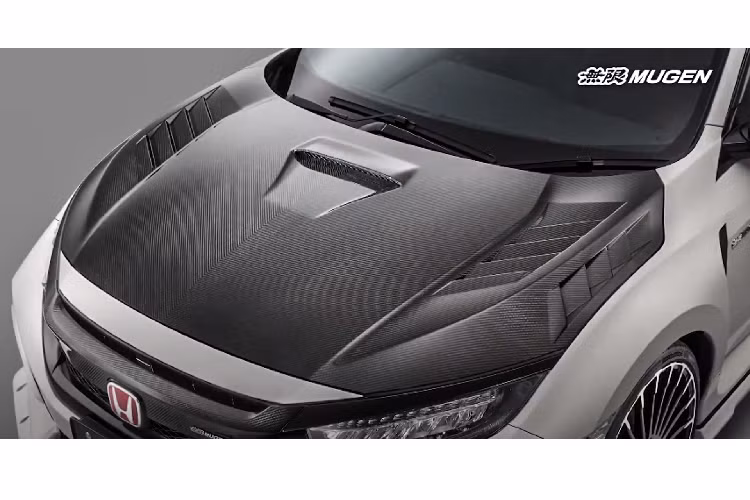 Mẫu xe Honda Civic Type R còn được trang bị thêm cánh lướt gió to bản trên cao. Các nâng cấp ngoại thất khác bao gồm nẹp hông và ốp gương bằng sợi carbon. Với gói tùy chọn Styling Set, khách hàng sẽ nhận được 3 trong số những trang bị đã nêu trên gồm: líp cản trước, nẹp hông và bộ khuếch tán sau. Trong khi đó nếu chọn gói nâng cấp Aero &amp; Wheel Set, khách hàng sẽ nhận thêm bộ mâm xe 20 inch của Mugen.