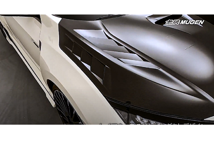 Logo Mugen còn xuất hiện ở nhiều vị trí khác như tay nắm cần số, nút khởi động và các tấm ốp kim loại bảo vệ bên trong xe. Hệ thống ống xả thể thao của Mugen là một lựa cho nj khác cho những ai muốn mang lại âm thanh uy lực hơn cho Civic Type R 2020.