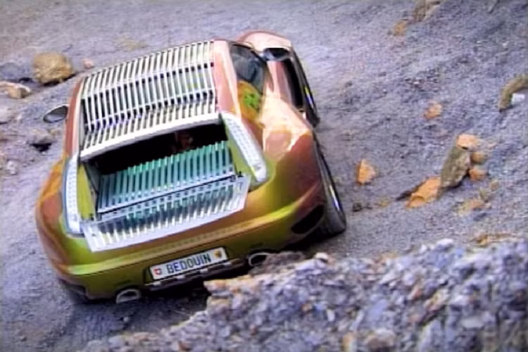 Từ những gì thấy được trong video trên, không gian nội thất xe cũng nhận được nhiều trang bị độ khác biệt.