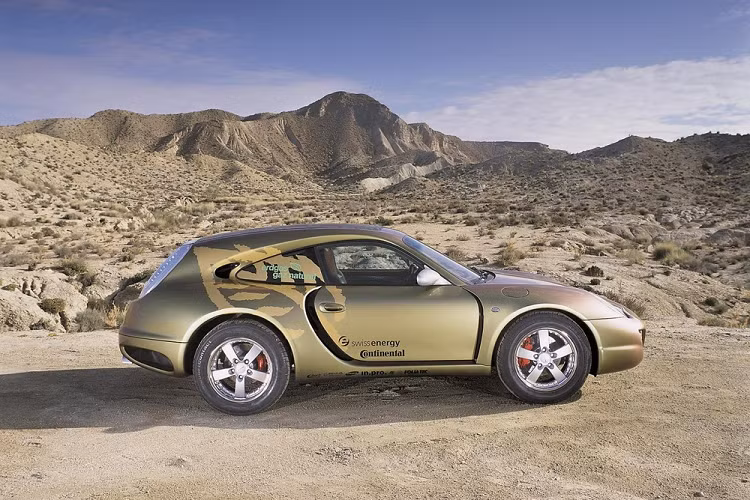 Tất nhiên đây không phải tính năng thú vị duy nhất của chiếc xe này. Để đảm bảo Bedouin có thể gây ấn tượng mạnh với càng nhiều người càng tốt ở Triển lãm Geneva, Rinspeed đã sơn cho nó một lớp sơn tắc kè hoa nổi bật, nâng khoảng sáng gầm thêm 15 cm, và lắp một bộ lốp to dày chất lượng.