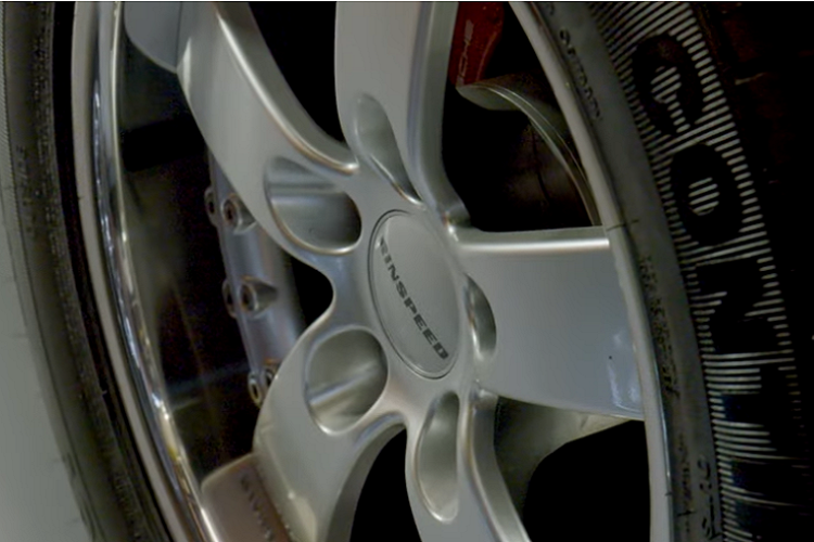 Như thể số trang bị độ này là không đủ, Rinspeed cũng cắt bỏ phần trên của vô lăng và thay thế bằng hai núm cần số của Porsche.