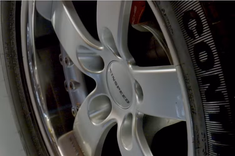 Như thể số trang bị độ này là không đủ, Rinspeed cũng cắt bỏ phần trên của vô lăng và thay thế bằng hai núm cần số của Porsche.