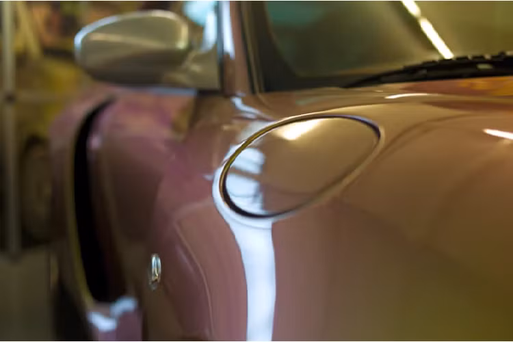 Rinspeed cũng đính hàng nghìn viên pha lê riêng lẻ trên các tấm ốp cửa để khiến chiếc xe concept thêm phần rực rỡ.