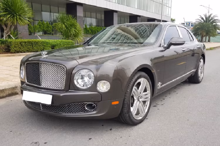 Tại thời điểm 2010 – 2011, Bentley Mulsanne đời 2010 có giá xuất xưởng với ngót ngét tầm 300.000 USD, khi về Việt Nam đóng đủ các loại thuế phí, mẫu siêu sang này có giá bán rơi vào khoảng 1 triệu USD, khoảng 20 tỷ đồng theo tỷ giá tại thời điểm 2011, điều này khiến Bentley Mulsanne trở thành một mẫu xe xa xỉ dành cho khách hàng giàu có.