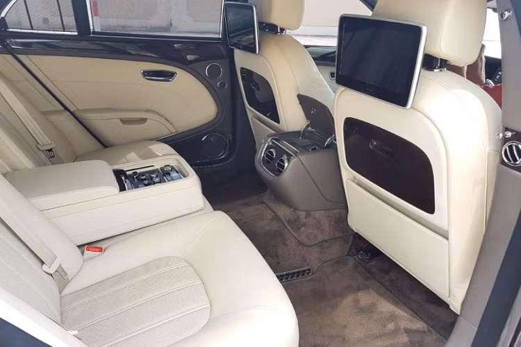 Bên dưới nắp ca-pô Bentley Mulsanne là khối động cơ V8 dung tích 6,75 lít, cho công suất tối đa 512 mã lực và mô men xoắn cực đại 1.020 Nm. Nhờ đó, Mulsanne có thể tăng tốc từ 0-100km/h hết 5,3 giây, trước khi đạt tốc độ tối đa 295 km/h, một hiệu suất không hề nhỏ khi động cơ “gánh” trọng lượng nặng hơn 2,5 tấn của Mulsanne.