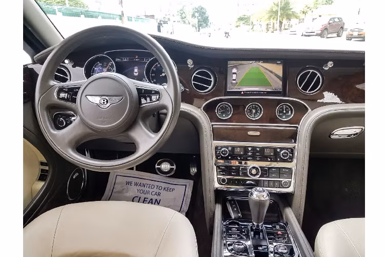 Trong dòng sản phẩm của Bentley, dòng Mulsanne được định vị cao hơn dòng Continental Flying Spur (nay gọi ngắn gọn là Flying Spur), dòng Mulsanne được định vị cao nhất trong tất cả dòng xe sedan mà hãng Bentley cung cấp. Trên thị trường, Bentley Mulsanne là đối thủ cạnh tranh trực tiếp với Rolls-Royce Ghost.