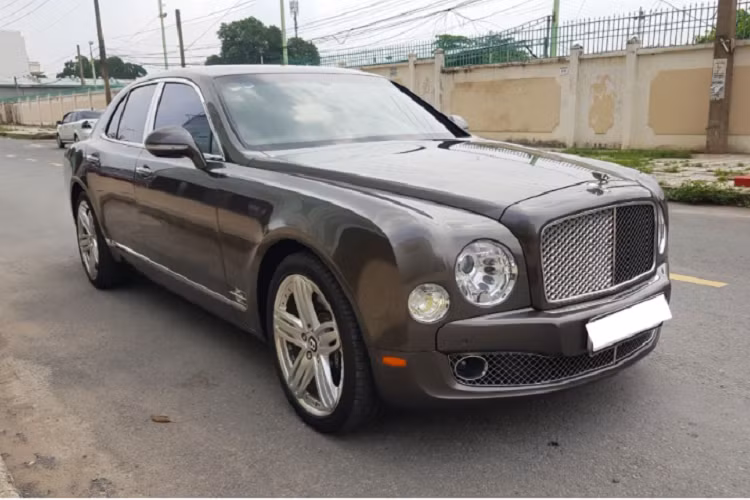 Mức giá xe Bentley Mulsanne cũ này được chào bán 12,1 tỷ đồng cho cũng được xem là một mức giá “trên trời” đối với số đông. Tuy nhiên, đây là một gợi ý lựa chọn chơi siêu sang với chi phí mua xe “vừa phải” dành cho các doanh nhân thành đạt đang tìm kiếm một chiếc xe khác biệt và tách biệt hoàn toàn với những chiếc Mercedes-Maybach trên đường phố.