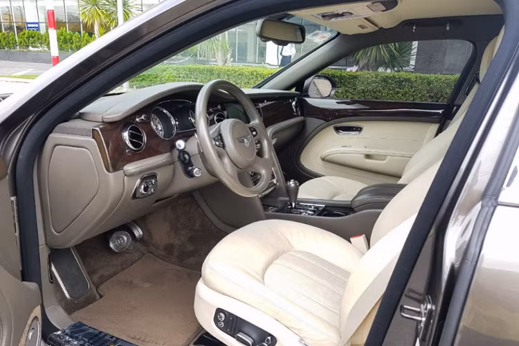 Nội thất Mulsanne mang thiết kế đẳng cấp khi được chế tác hoàn toàn bằng tay bởi những nghệ nhân hàng đầu của Bentley. Mọi chi tiết như da bọc ở ghế ngồi cho đến vô-lăng đều được khâu bằng tay, gỗ ốp trang trí cũng được nghệ nhân thực hiện một cách tỉ mỉ để đảm bảo đạt được độ hoàn hảo tối đa. Hàng ghế phía trước của Mulsanne hỗ trợ nhớ 12 vị trí, trang bị điều hòa khí hậu 4 vùng độc lập, hệ thống giải trí có bộ nhớ trong 60 GB, màn hình 8 inch và hệ thống âm thanh với 14 loa. Hệ thống giải trí đa phương tiện còn có khả năng kết nối qua USB
