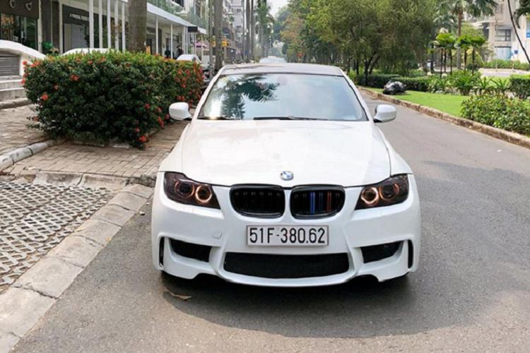 Ngoại thất chiếc BMW 320i đời 2009 này không còn nguyên bản, khi chủ nhân đã nâng cấp theo phong cách M3 gồm: bodykits M3, mâm 19 inch đồ chơi,... nhờ đó ngoại thất của xe đẹp hơn nhiều so với các mẫu xe cùng đời. Trong khi đó, nội thất xe được nâng cấp pedal và vô lăng M Sport, màn hình hiển thị trên kính lái (HUD), camera lùi và kính hậu tự gật khi lùi, có cruise control,…