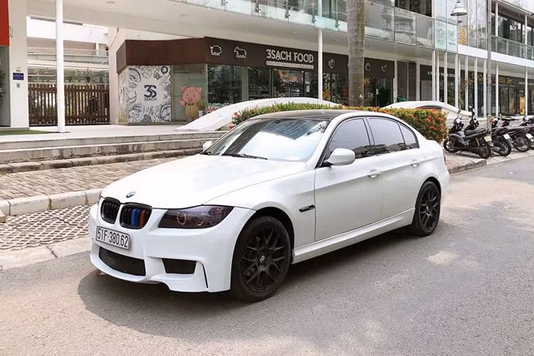 Nếu có nhu cầu mua ôtô với số tiền khoảng 400 triệu đồng, các bác có sẵn sàng “hỏi cưới” chiếc BMW 3 Series đời 2009 này không hay lựa chọn an toàn ở các mẫu xe hạng A giá rẻ? Hãy để lại bình luận bên dưới.